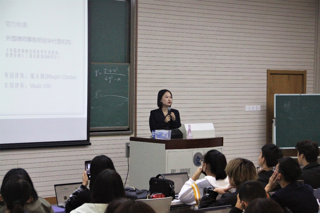 优秀校友覃莹谈"如何成为一名涉外律师及大学生活规划"