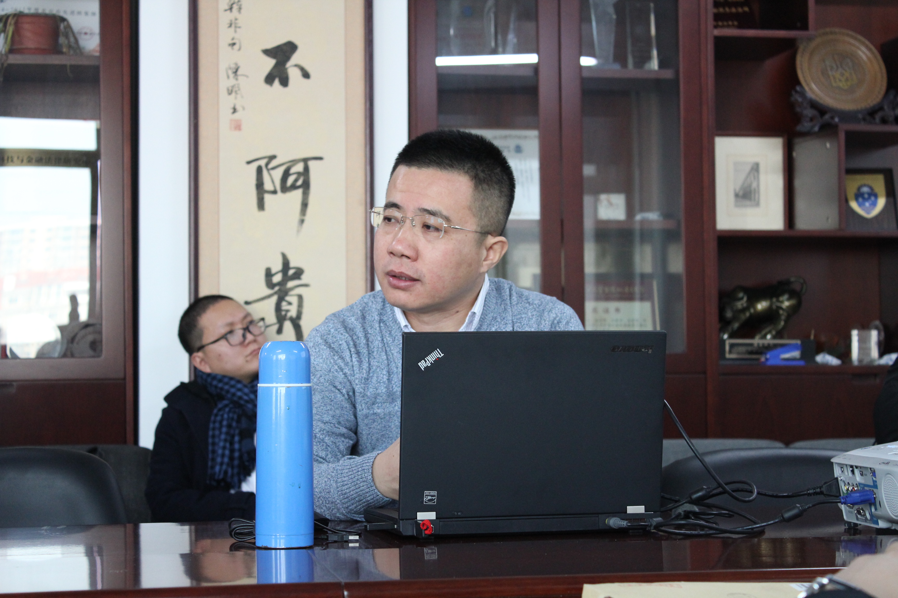会议伊始,李伟副教授简要介绍了张小平副教授在能源法领域的贡献,随后